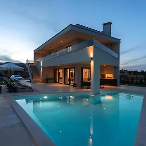 Luxurioese Perla Mit Pool Und Jacuzzi Poreč