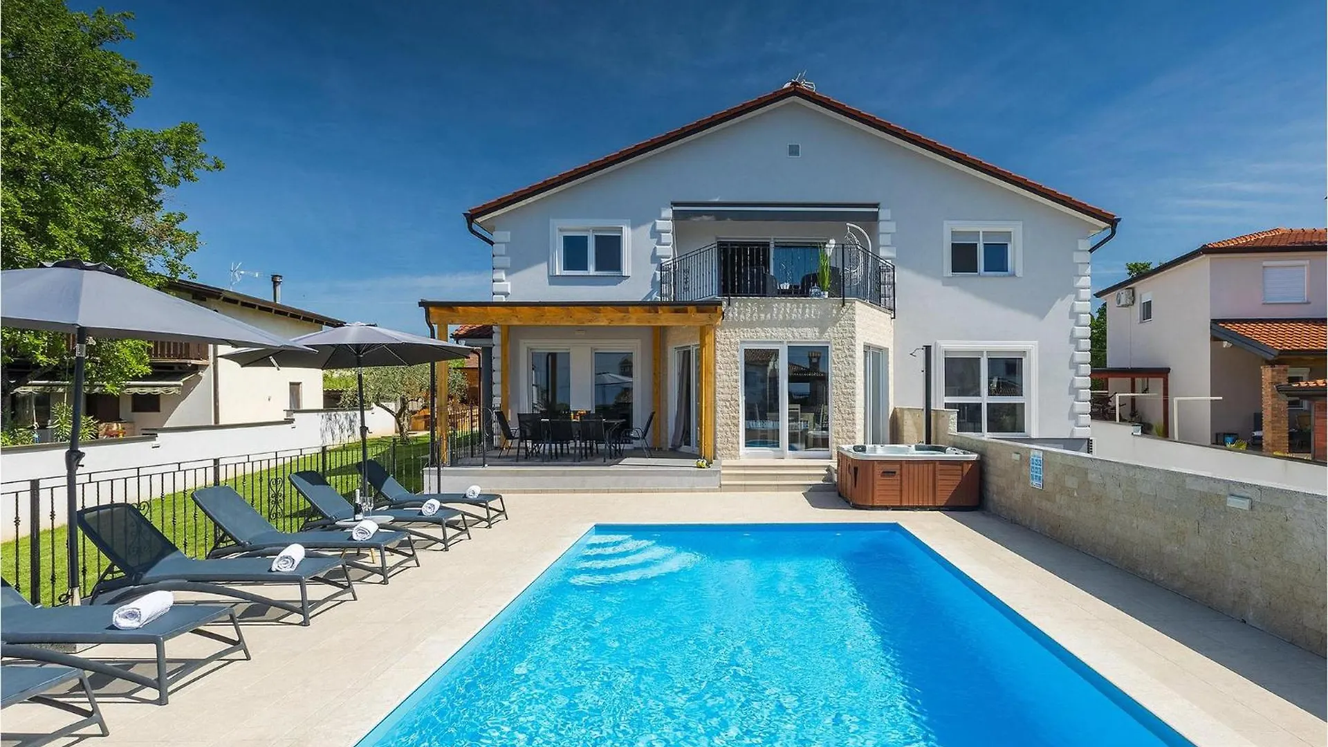 Villa Antonela location
